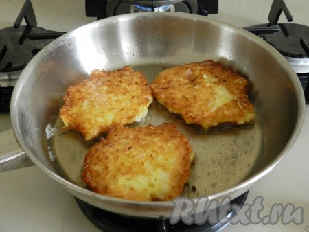 В сковороде разогреть растительное масло. Обжаривать оладьи из репчатого лука по 1-2 минуты с обеих сторон до приятного золотистого цвета.