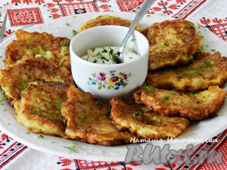 Вкусные и ароматные оладьи из репчатого лука готовы. 