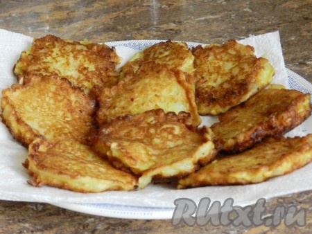 Обжаренные оладьи выкладывать на бумажное полотенце, чтобы впиталось лишнее масло.