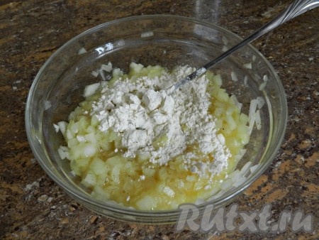 Добавить соду, погашенную лимонным соком. Всыпать муку. Сначала добавить 1 столовую ложку муки, перемешать. Если тесто будет жидковатым из-за сочности лука, можно добавить еще немного муки, но не переборщите.