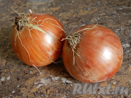 Репчатый лук очистить от шелухи, сполоснуть под проточной водой.