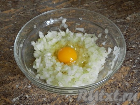 Затем добавить яйцо, перемешать.