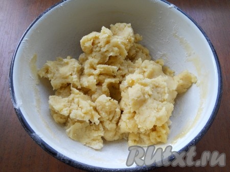 Замесить ложкой густое тесто. Месить его не нужно.