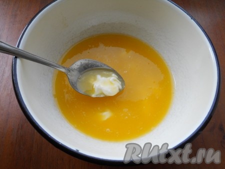 Сюда же добавить сметану, перемешать.