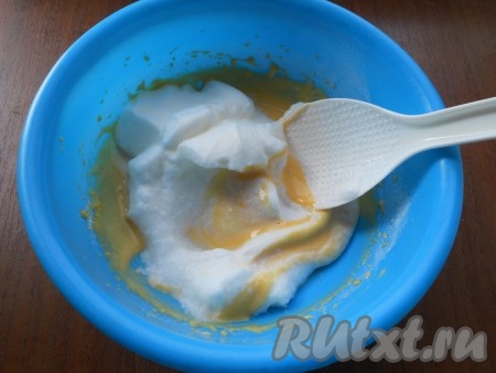 В желтковую смесь вмешать частями взбитые белки, аккуратно перемешивая ложкой.