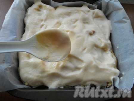 Достать корж с яблоками из духовки и выложить яичную заливку сверху.