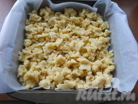 Форму для выпечки (у меня форма диаметром 22х22 сантиметра) застелить пергаментом. Тесто выкладывать кусочками по всему дну формы, отрывая их от теста.&nbsp;