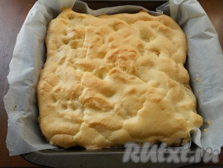 Отправить пирог в духовку ещё на 15-20 минут (до румяности верха).