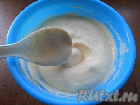 Получится воздушная, пышная яичная заливка.