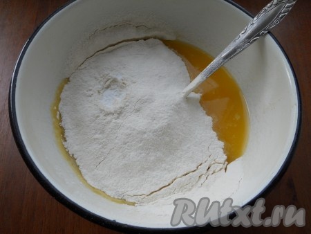 Затем всыпать частями просеянную с разрыхлителем муку.