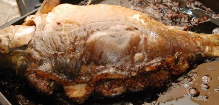 Отправляем противень с карпом, фаршированным гречкой и овощами, в нагретую до 200 градусов духовку на 1,5 часа. После духовки карп будет выглядеть вот так.