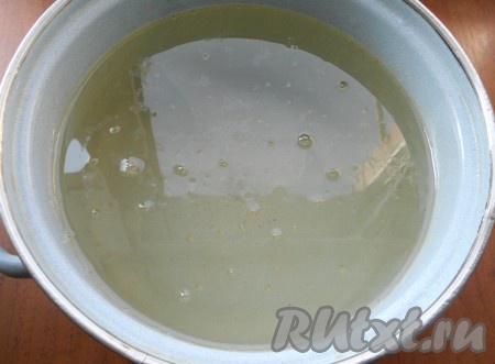 Приготовить маринад: воду довести до кипения, всыпать соль и сахар, влить растительное масло. Прокипятить маринад 2-3 минуты, после чего влить уксус и выключить газ.
