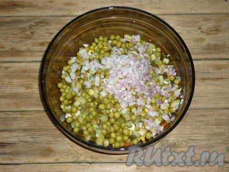 Очищенный лук нарезать очень мелко и тоже отправить в салат.&nbsp;
