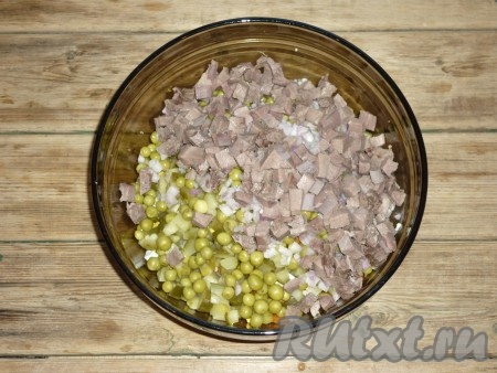 Язык нарезать кубиками и выложить в салат.&nbsp;
