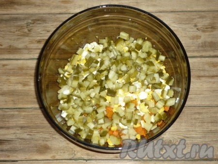 Огурцы нарезать мелко и добавить в миску с салатом.&nbsp;
