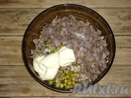 Салат "Оливье" с языком посолить, заправить майонезом, хорошо перемешать и отправить на пару часов в холодильник.&nbsp;
