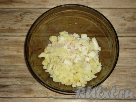 Для начала нужно отварить картофель в мундирах, морковь, яйца и свиной язык. Всё остудить. Свиной язык варится долго - около 1,5-2 часов (в зависимости от размера).&nbsp;Готовый язык нужно сразу же залить холодной водой и снять шкурку. Овощи и яйца очистить. Картофель нарезать небольшими кубиками.&nbsp;
