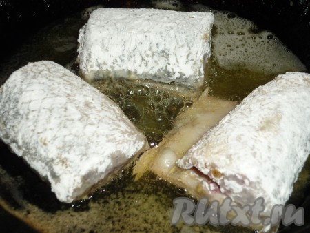 На сковороду с разогретым растительным маслом выкладывать кусочки рыбы, обваленные в муке. 
