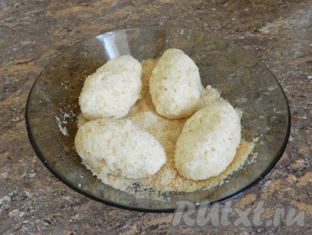 Из картофельно-творожной массы сформовать небольшие котлетки. Если будут прилипать к рукам, руки можно слегка смочить водой.
