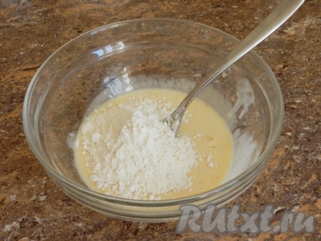Всыпать муку постепенно, перемешать. Кляр должен получиться густым, как тесто на оладьи.