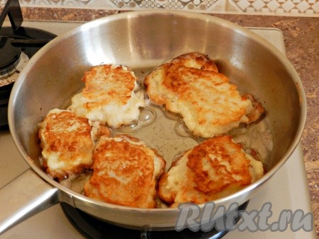 В сковороде разогреть масло. Филе судака в кляре выкладывать в масло и обжаривать по 1 минуте с каждой стороны, до золотистой корочки. Затем довести до готовности на медленном огне под крышкой в течение 5-10 минут.
