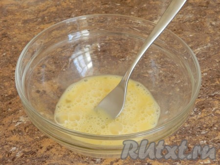 Яйцо взбить вилкой с солью и перцем.