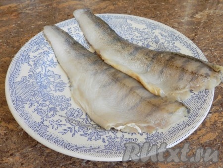 Филе судака разморозить, вымыть и обсушить.
