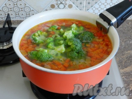 Затем добавить в суп картофель, нарезанный кубиками, и куриное мясо из бульона. Варить до готовности картофеля. Затем добавить брокколи и готовить на не большом огне еще 5-7 минут.
