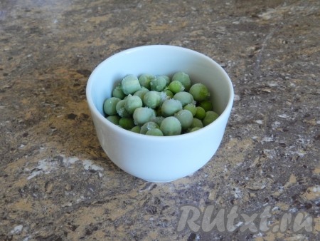 Зеленый горошек перед варкой не размораживать. Если у вас нет замороженного горошка, можно использовать консервированный.