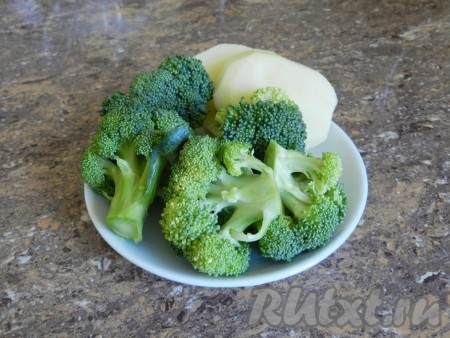 Картофель очистить, брокколи вымыть и разобрать на соцветия.