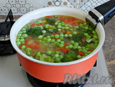 За две минуты до окончания приготовления выложить в суп горошек. 