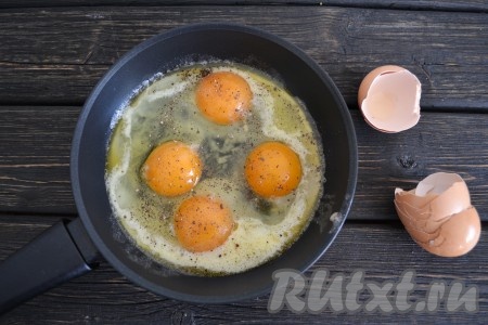 Посолить и поперчить по вкусу. Делать это необходимо быстро. 
