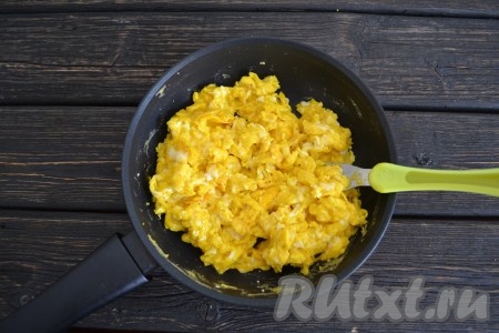 Жарить, непрерывно помешивая, до тех пор, пока не схватится весь белок и желток. Это займет 3-4 минуты, в зависимости от размера яиц.
