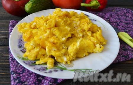Выложить пышную и вкусную яичницу-болтунью на тарелку и сразу же подать на стол. Прекрасно сочетается со свежими овощами.

