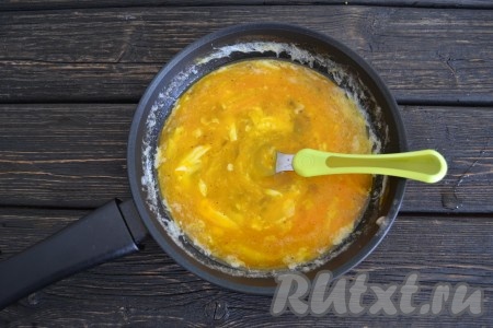 Так как яйца готовятся очень быстро, нужно моментально, не останавливаясь, перемешать вилкой всю массу. Чем быстрее это делать, тем яичница-болтунья будет пышнее и нежнее.&nbsp;
