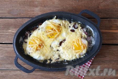 Если не любите жидкий желток, то накройте крышкой.