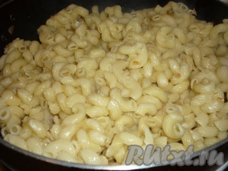 Макароны выложить к готовому фаршу.