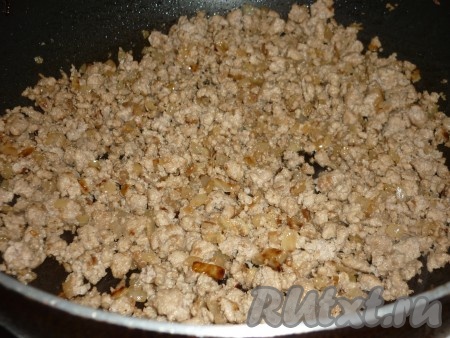 На небольшом огне, постоянно помешивая и разбивая комочки, обжарить фарш до испарения жидкости (до готовности), в течение 10-15 минут. Добавить соль и чёрный молотый перец по вкусу. 