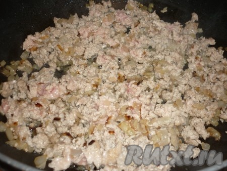 Перемешать фарш с луком.