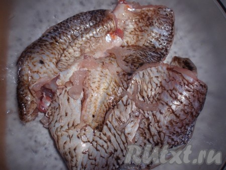 Рыбу очистить, вымыть, отделить филе.
