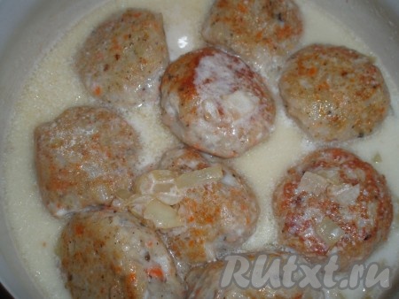 Залить приготовленным сливочным соусом рыбные тефтели и тушить на маленьком огне минут 15-20.
