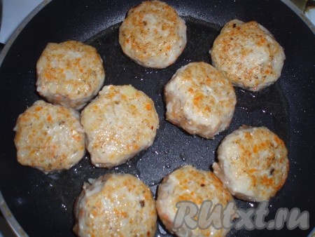 Обжарить рыбные тефтели с двух сторон на раскаленном растительном масле (до золотистой корочки).
