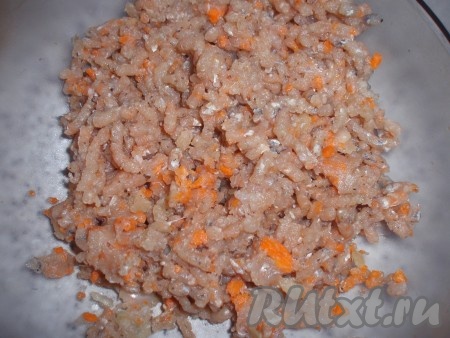 Пропустить филе рыбы через мясорубку 2 раза. После первого перекручивания рыбы, мясорубку разобрать и очистить ножи от возможных косточек. Второй раз, перекручивая филе рыбы через мясорубку, пропустите через мясорубку морковь и 1 луковицу.