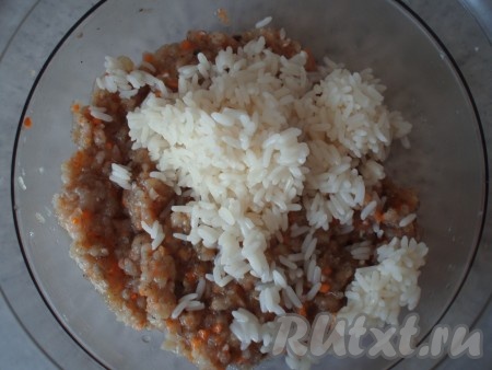 Добавить яйцо, отварной рис, соль, перец, специи.
