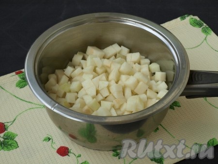 Нарезанные груши переложить в сотейник и налить воду. Когда вода закипит, варить груши 5 минут под закрытой крышкой на не большом огне.

