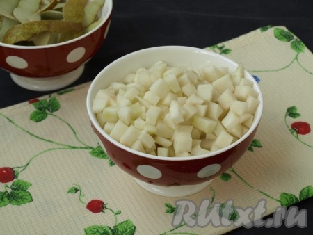 Груши следует вымыть и очистить. Нарезать груши кубиками. У меня чистый вес груш был 380 грамм, столько же понадобится сахара.