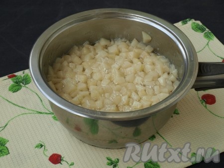 В полученный сироп добавить груши, довести до кипения и варить 5 минут на не большом огне, помешивая.
