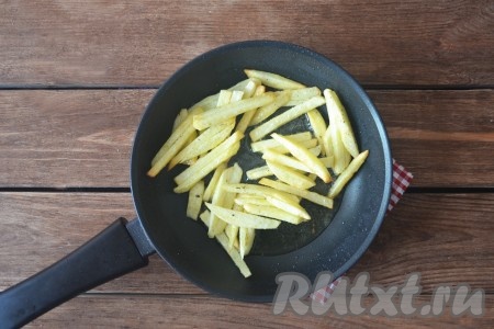 Обжарить картофель на среднем огне до мягкости, часто помешивать не нужно, чтобы не сломать структуру. Для этого понадобится 4-5 минут.
