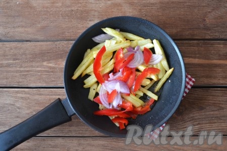 Лук очистить, вымыть и нарезать тонкими-тонкими полукольцами. Из перца удалить плодоножку и семена, вымыть и нарезать тонкой соломкой. Выложить овощи в сковороду, перемешать и обжарить вместе с картофелем буквально 1 минуту.&nbsp;
