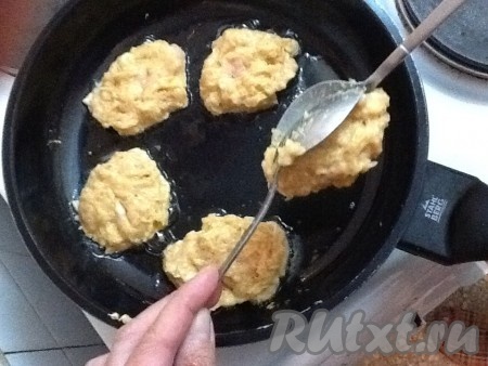 Разогреваем сковороду с растительным маслом и выкладываем котлетки при помощи двух ложек.